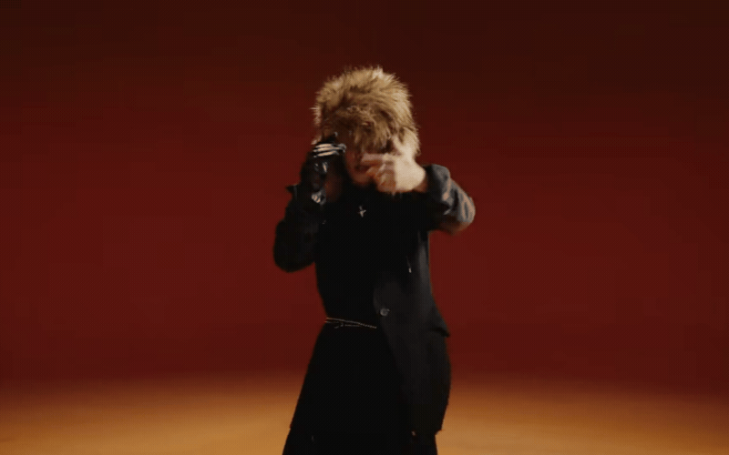 MV mới của Thiều Bảo Trâm: Vẫn đẹp nhưng nhạt, 1 nhân vật “rất G-DRAGON”
