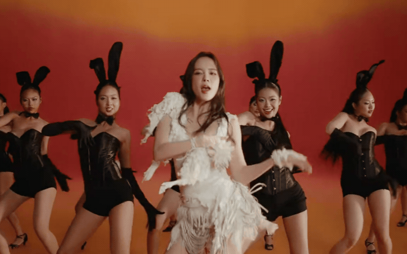 MV mới của Thiều Bảo Trâm: Vẫn đẹp nhưng nhạt, 1 nhân vật “rất G-DRAGON”