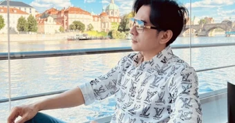 Nam ca sĩ đình đám một thời đi bán cà phê tại đường Đinh Tiên Hoàng, TP.HCM: Khách đến mua không có chỗ đứng