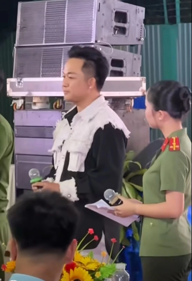 Nam ca sĩ đưa Ngọc Sơn đi xét nghiệm ma túy đến cơ sơ cai nghiện Nhị Xuân làm 1 việc