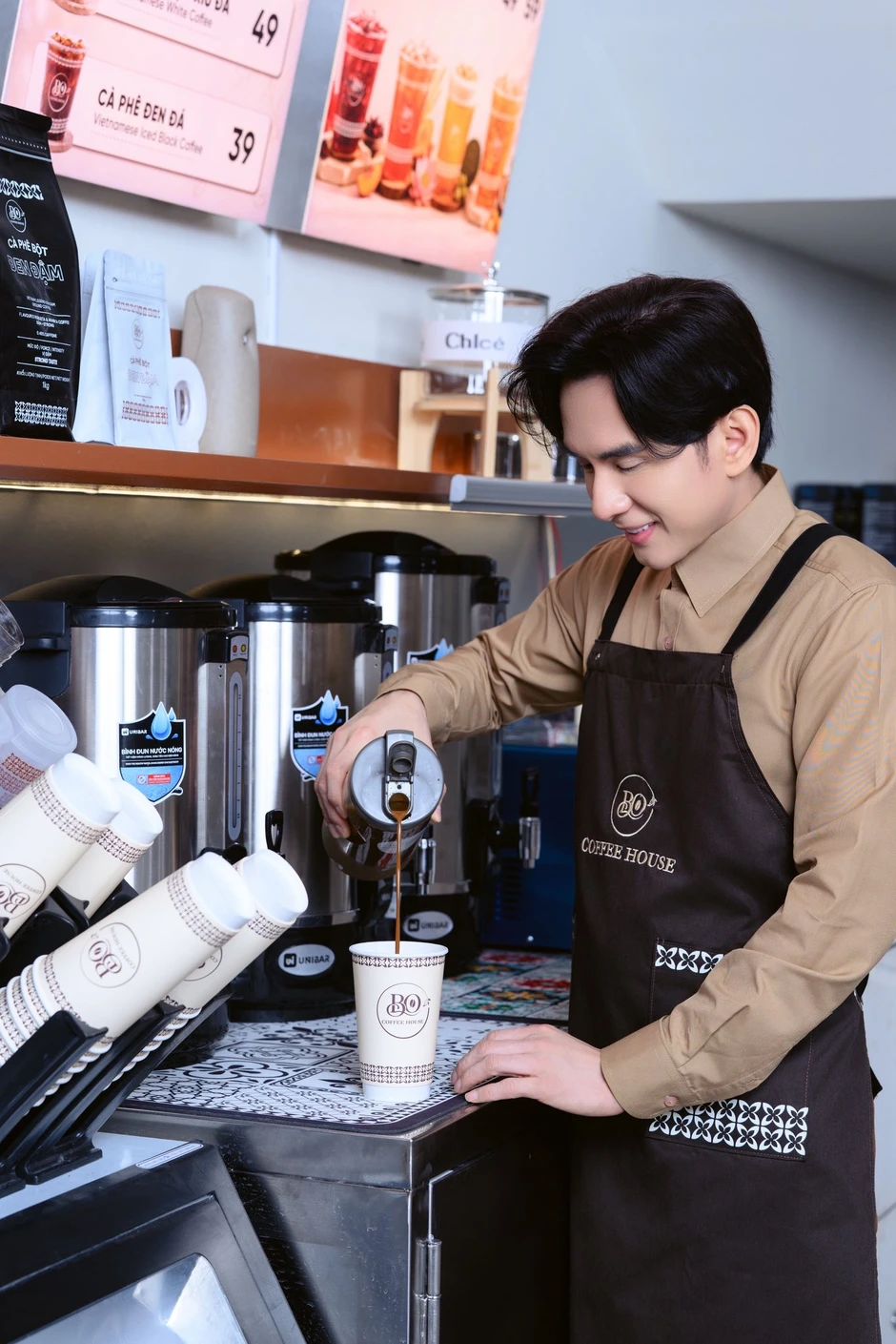 Nam ca sĩ nổi đình đám một thời đi bán cà phê ở phường Tân Định, TP.HCM, hơn 200 người đến ủng hộ