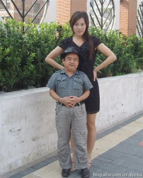 Nam diễn viên lùn nhất showbiz: Chỉ cao 1,28m, ngủ bụi ngoài công viên - gầm cầu vẫn cưới được 4 cô vợ trẻ đẹp Nam diễn viên lùn nhất showbiz: Chỉ cao 1,28m, ngủ bụi ngoài công viên - gầm cầu vẫn cưới được 4 cô vợ trẻ đẹp