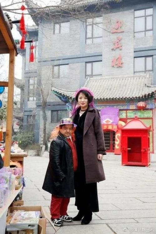 Nam diễn viên lùn nhất showbiz: Chỉ cao 1,28m, ngủ bụi ngoài công viên - gầm cầu vẫn cưới được 4 cô vợ trẻ đẹp Nam diễn viên lùn nhất showbiz: Chỉ cao 1,28m, ngủ bụi ngoài công viên - gầm cầu vẫn cưới được 4 cô vợ trẻ đẹp