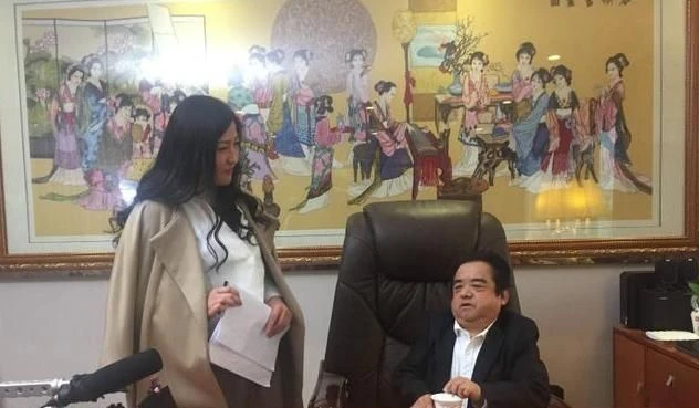 Nam diễn viên lùn nhất showbiz: Chỉ cao 1,28m, ngủ bụi ngoài công viên - gầm cầu vẫn cưới được 4 cô vợ trẻ đẹp Nam diễn viên lùn nhất showbiz: Chỉ cao 1,28m, ngủ bụi ngoài công viên - gầm cầu vẫn cưới được 4 cô vợ trẻ đẹp
