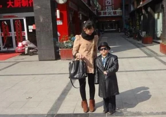 Nam diễn viên lùn nhất showbiz: Chỉ cao 1,28m, ngủ bụi ngoài công viên - gầm cầu vẫn cưới được 4 cô vợ trẻ đẹp Nam diễn viên lùn nhất showbiz: Chỉ cao 1,28m, ngủ bụi ngoài công viên - gầm cầu vẫn cưới được 4 cô vợ trẻ đẹp