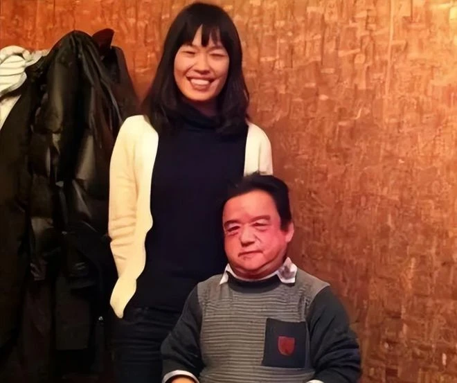 Nam diễn viên lùn nhất showbiz: Chỉ cao 1,28m, ngủ bụi ngoài công viên - gầm cầu vẫn cưới được 4 cô vợ trẻ đẹp Nam diễn viên lùn nhất showbiz: Chỉ cao 1,28m, ngủ bụi ngoài công viên - gầm cầu vẫn cưới được 4 cô vợ trẻ đẹp