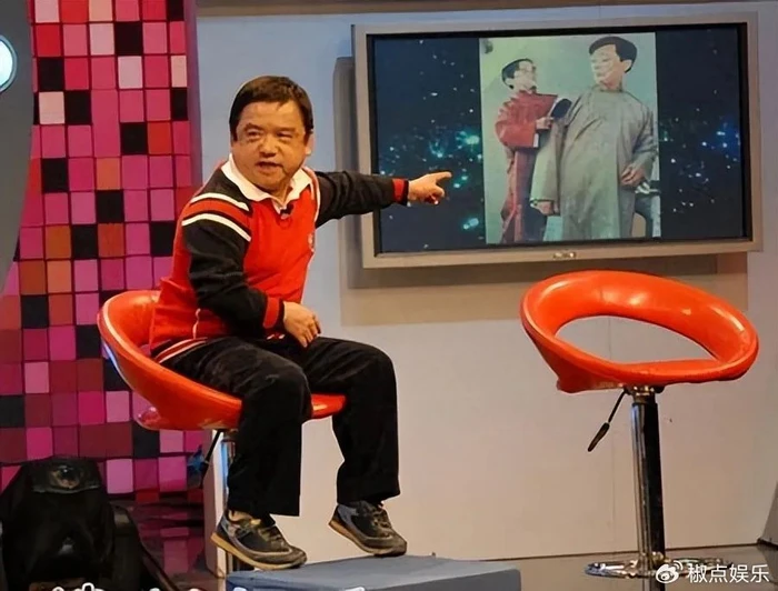 Nam diễn viên lùn nhất showbiz: Chỉ cao 1,28m, ngủ bụi ngoài công viên - gầm cầu vẫn cưới được 4 cô vợ trẻ đẹp Nam diễn viên lùn nhất showbiz: Chỉ cao 1,28m, ngủ bụi ngoài công viên - gầm cầu vẫn cưới được 4 cô vợ trẻ đẹp