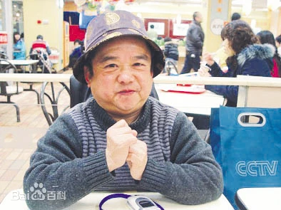 Nam diễn viên lùn nhất showbiz: Chỉ cao 1,28m, ngủ bụi ngoài công viên - gầm cầu vẫn cưới được 4 cô vợ trẻ đẹp Nam diễn viên lùn nhất showbiz: Chỉ cao 1,28m, ngủ bụi ngoài công viên - gầm cầu vẫn cưới được 4 cô vợ trẻ đẹp