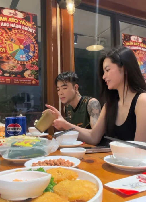 Nam game thủ tai tiếng VCS bất ngờ "làm lại cuộc đời", đã thế còn có thêm bóng hồng luôn sát cạnh bên cạnh, khiến tất cả phải bất ngờ