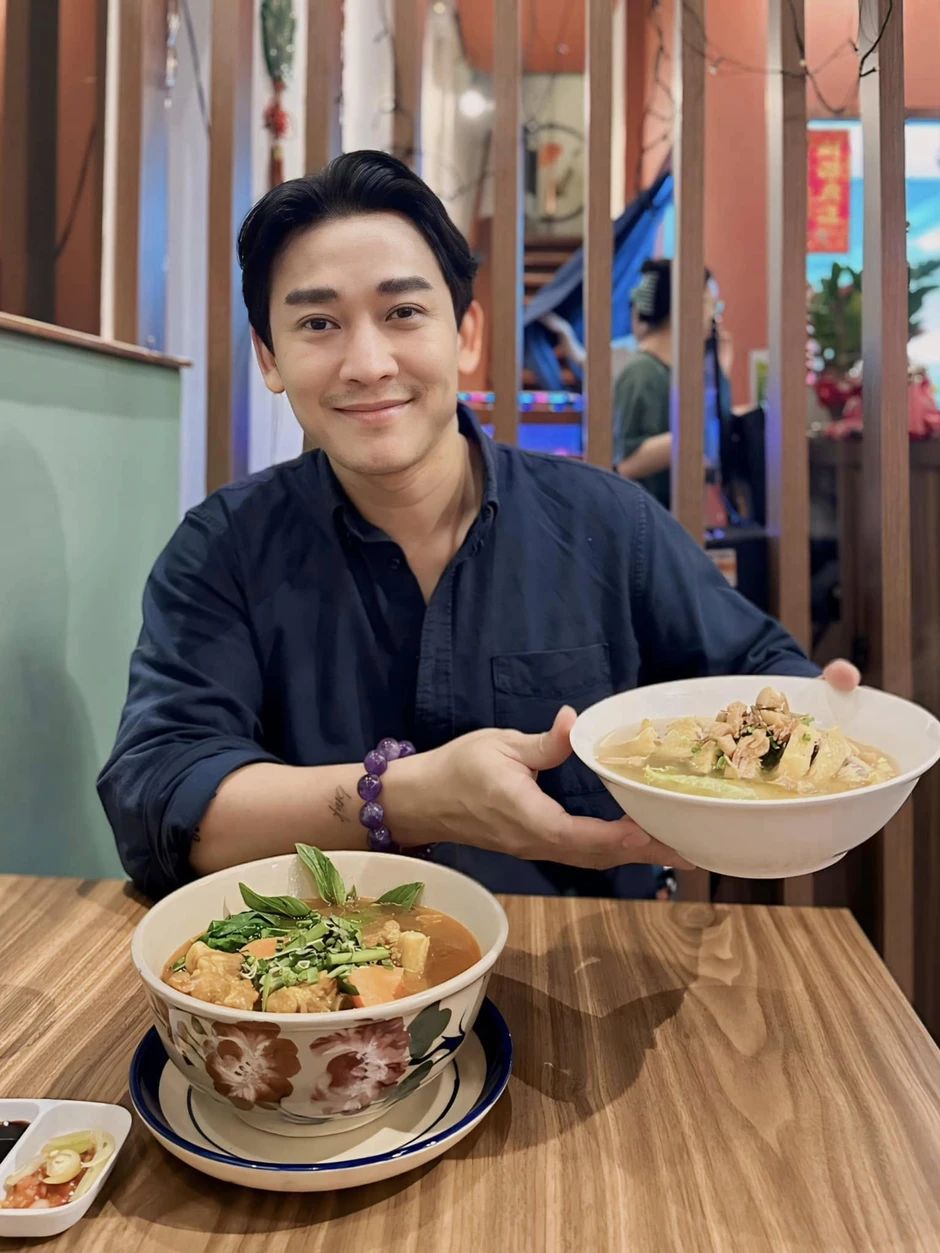 Nam thần có gương mặt tuyết đối điện ảnh gần 50 tuổi đi bán quán ăn ở Phường Bàn Cờ, TP.HCM