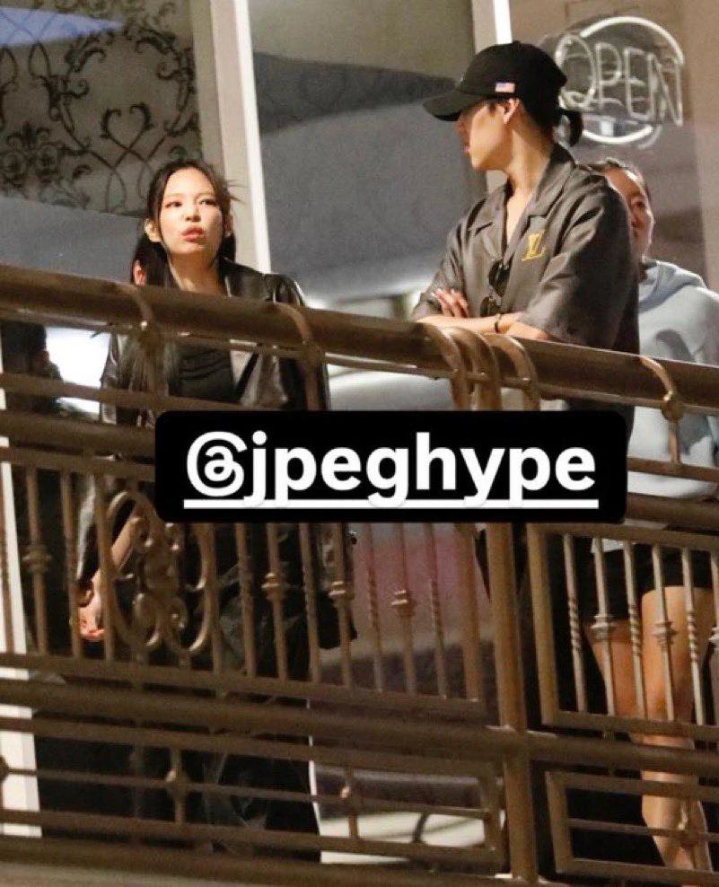 Nam thần là "thanh mai trúc mã" của Lisa (BLACKPINK) trên thảm đỏ Cannes: Quấn ống loe, tóc bổ luống và đôi môi căng mọng toàn filler?