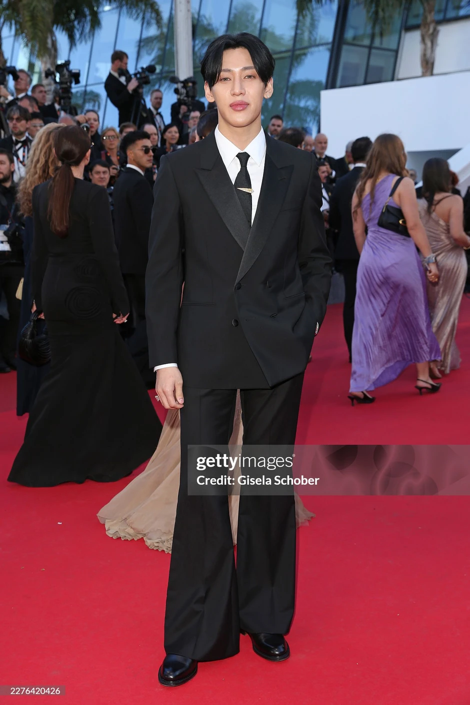Nam thần là "thanh mai trúc mã" của Lisa (BLACKPINK) trên thảm đỏ Cannes: Quấn ống loe, tóc bổ luống và đôi môi căng mọng toàn filler?