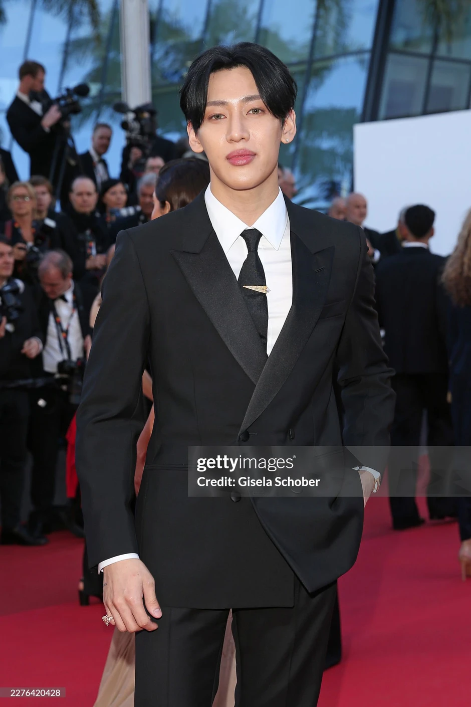 Nam thần là "thanh mai trúc mã" của Lisa (BLACKPINK) trên thảm đỏ Cannes: Quấn ống loe, tóc bổ luống và đôi môi căng mọng toàn filler?