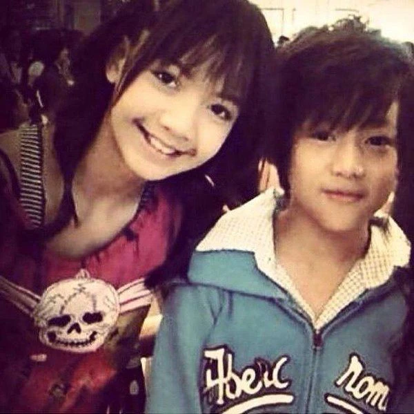 Nam thần là "thanh mai trúc mã" của Lisa (BLACKPINK) trên thảm đỏ Cannes: Quấn ống loe, tóc bổ luống và đôi môi căng mọng toàn filler?