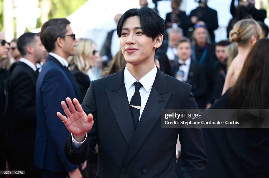 Nam thần là "thanh mai trúc mã" của Lisa (BLACKPINK) trên thảm đỏ Cannes: Quấn ống loe, tóc bổ luống và đôi môi căng mọng toàn filler?