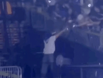 Nam thần Super Junior vội vã bỏ chạy, mặc fan chấn thương nặng trong concert?