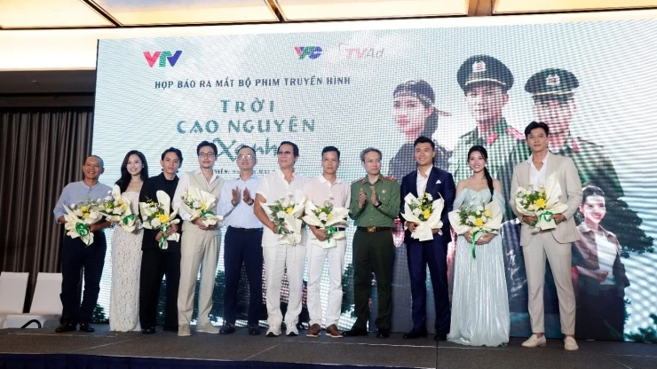Nam thần Xuân Phúc vào vai trinh sát, vướng chuyện tình tay ba trên phim giờ vàng