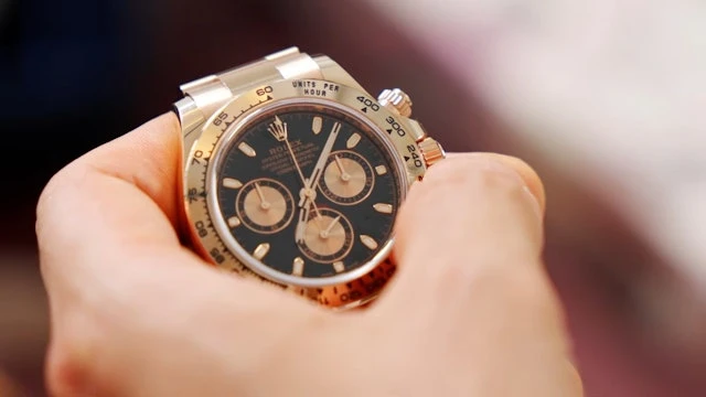 Nam vương số hưởng nhất showbiz: Được bố vợ đại gia tặng duplex 229 tỷ, ngày ngày lái Ferrari đến Land Cruiser check-in khiến dân tình "lác mắt"