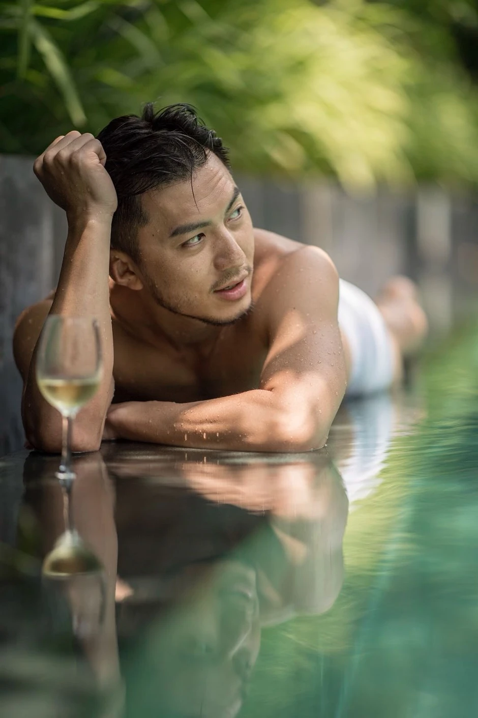 Nam vương số hưởng nhất showbiz: Được bố vợ đại gia tặng duplex 229 tỷ, ngày ngày lái Ferrari đến Land Cruiser check-in khiến dân tình "lác mắt"