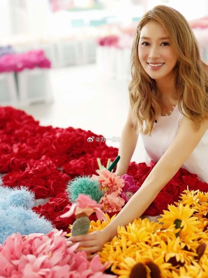 Nàng dâu tỷ phú Từ Tử Kỳ rạng rỡ giữa ồn ào chồng bao nuôi bom sex Nàng dâu tỷ phú Từ Tử Kỳ rạng rỡ giữa ồn ào chồng bao nuôi bom sex
