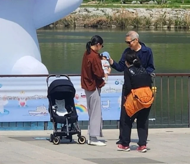 Nàng thơ và chủ tịch U70 ngoại tình còn ngẩng cao đầu xuất hiện cùng con trai ngoài giá thú ở sân bay Nàng thơ và chủ tịch U70 ngoại tình còn ngẩng cao đầu xuất hiện cùng con trai ngoài giá thú ở sân bay