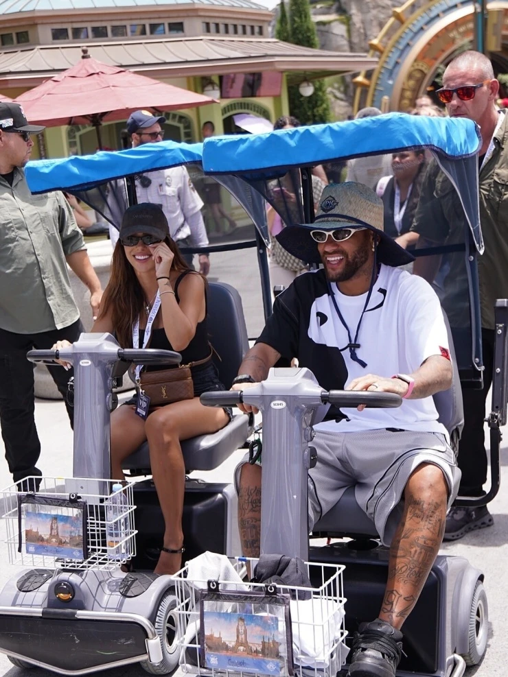 Neymar nghỉ dưỡng cùng bạn gái sau thất bại World Cup