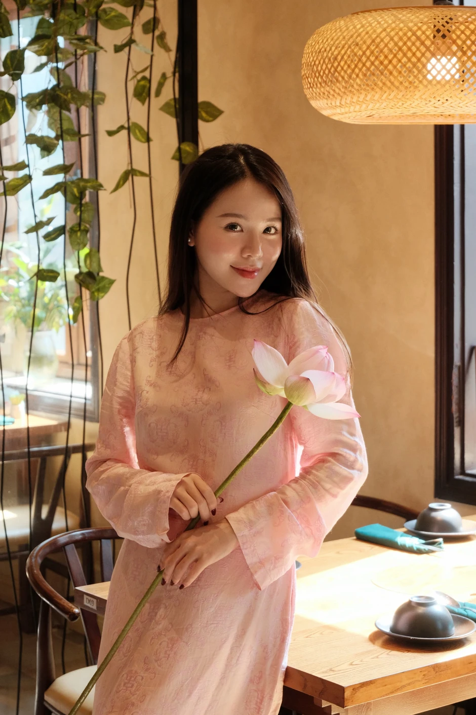 Ngẩn ngơ vì nhan sắc "gây thương nhớ" của cô giáo Ngữ văn trong ngày khai giảng Ngẩn ngơ vì nhan sắc "gây thương nhớ" của cô giáo Ngữ văn trong ngày khai giảng