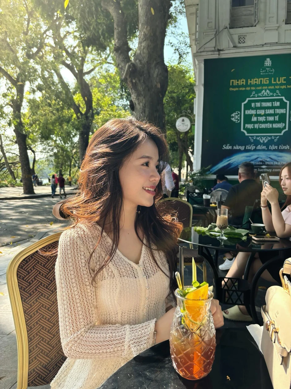 Ngẩn ngơ vì nhan sắc "gây thương nhớ" của cô giáo Ngữ văn trong ngày khai giảng Ngẩn ngơ vì nhan sắc "gây thương nhớ" của cô giáo Ngữ văn trong ngày khai giảng
