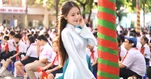 Ngẩn ngơ vì nhan sắc "gây thương nhớ" của cô giáo Ngữ văn trong ngày khai giảng