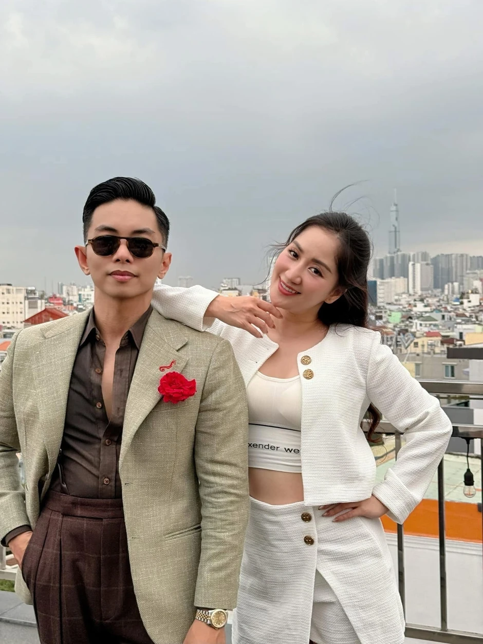 Nghệ sĩ xây biệt thự 6 tầng, trăm tỷ đồng ngay mặt đường Hoàng Hoa Thám, cưới một viện trưởng