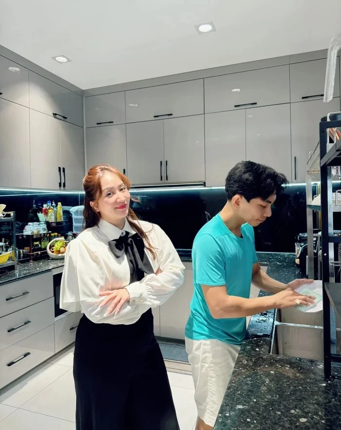 Nghệ sĩ xây biệt thự 6 tầng, trăm tỷ đồng ngay mặt đường Hoàng Hoa Thám, cưới một viện trưởng
