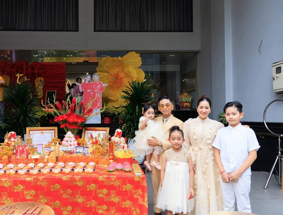 Nghệ sĩ xây biệt thự 6 tầng, trăm tỷ đồng ngay mặt đường Hoàng Hoa Thám, cưới một viện trưởng