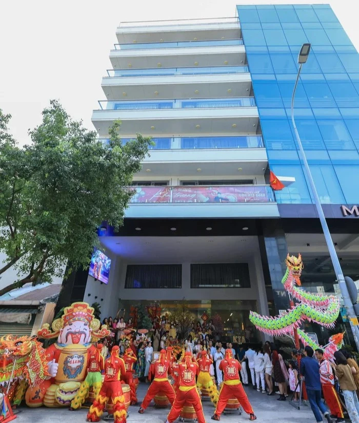 Nghệ sĩ xây biệt thự 6 tầng, trăm tỷ đồng ngay mặt đường Hoàng Hoa Thám, cưới một viện trưởng