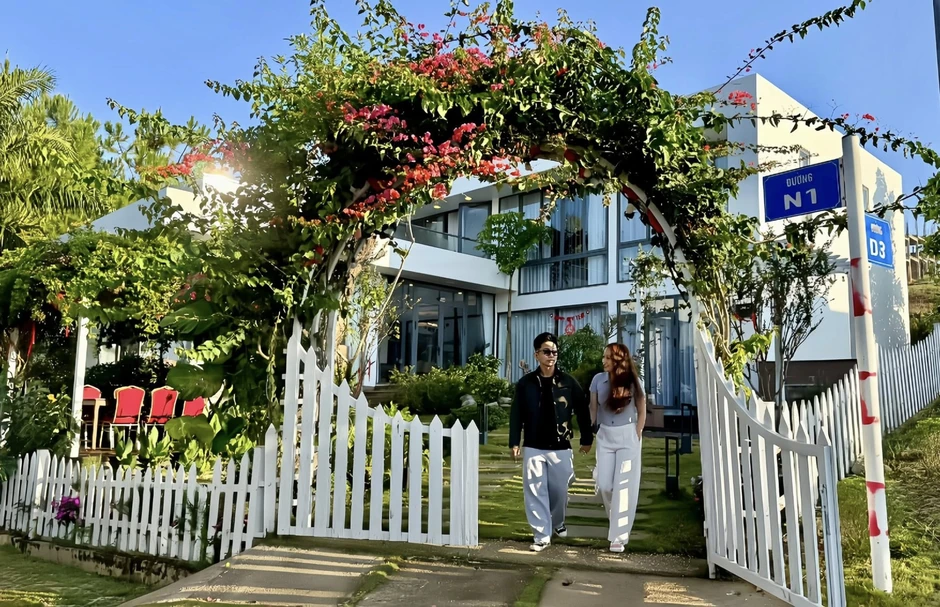 Nghệ sĩ xây biệt thự 6 tầng, trăm tỷ đồng ngay mặt đường Hoàng Hoa Thám, cưới một viện trưởng