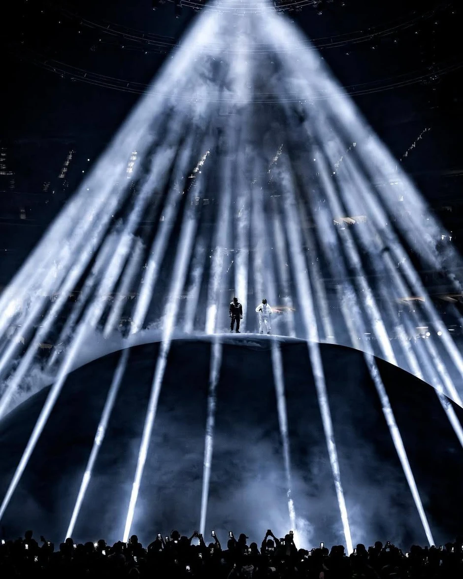 Ngỡ ngàng trước siêu concert mang Trái Đất lên sân khấu của Kanye West