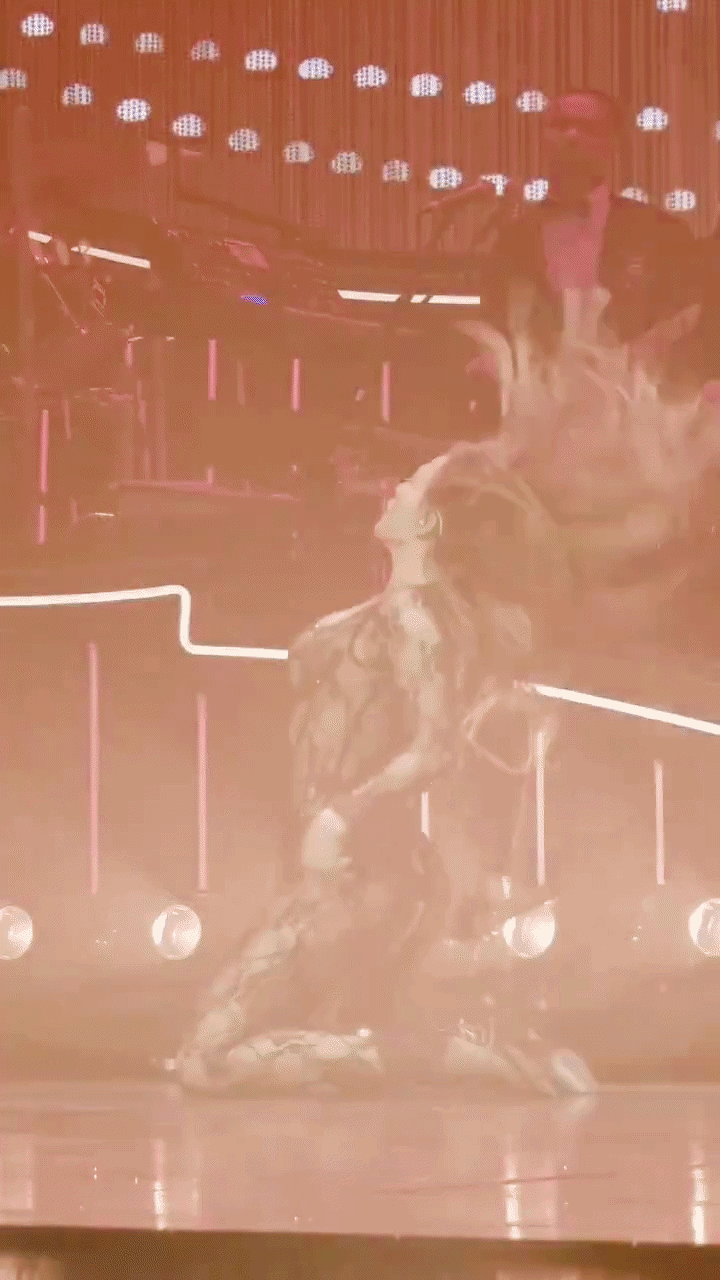 Ngoại hình gây sốc của Jennifer Lopez, 56 tuổi vẫn làm trò xấu hổ