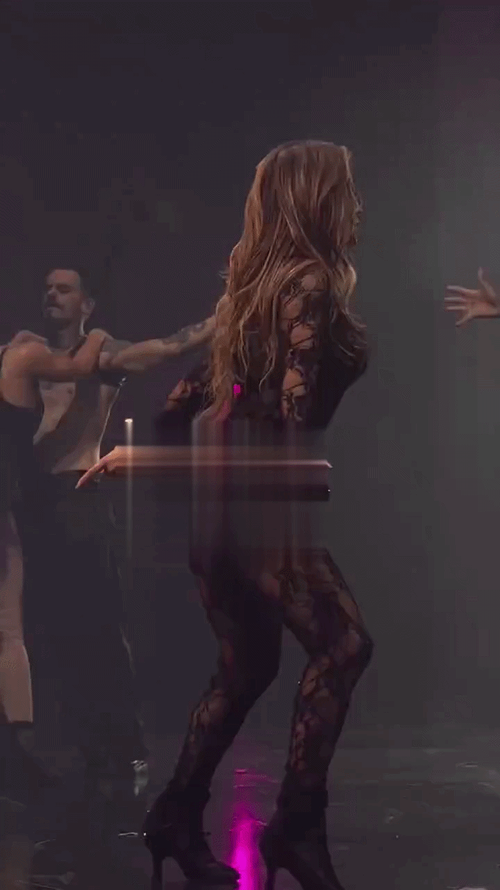 Ngoại hình gây sốc của Jennifer Lopez, 56 tuổi vẫn làm trò xấu hổ