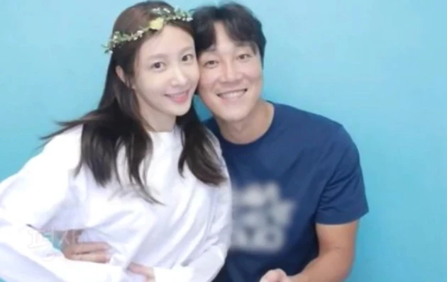 Ngọc nữ showbiz hoãn cưới vô thời hạn vì chồng bác sĩ bị xét xử vụ làm chết bệnh nhân, nay nhận thêm tin “sét đánh ngang tai”