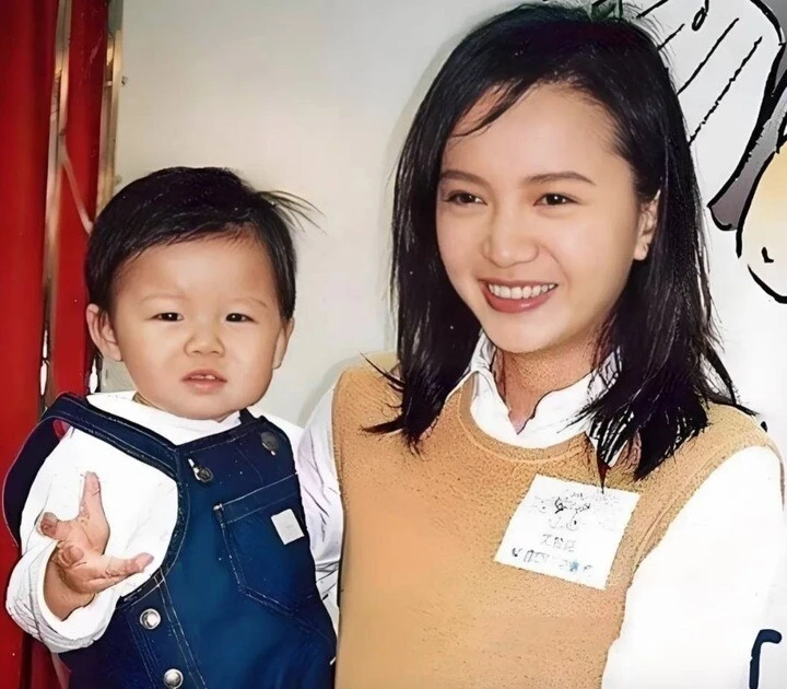 Ngọc nữ vạn người mê từ bỏ hào quang, làm mẹ đơn thân hơn 2 thập kỷ Ngọc nữ vạn người mê từ bỏ hào quang, làm mẹ đơn thân hơn 2 thập kỷ