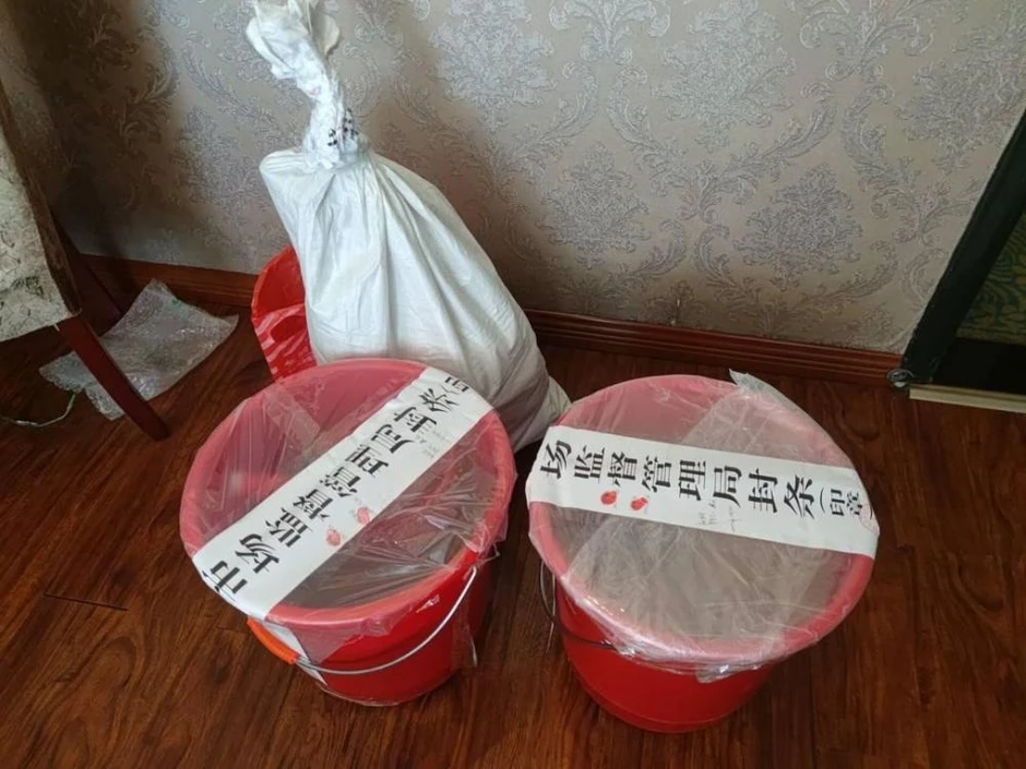 Người cha bật khóc ở tòa, nghẹn lòng hỏi con trai: ‘Sao không làm nghề chân chính?’