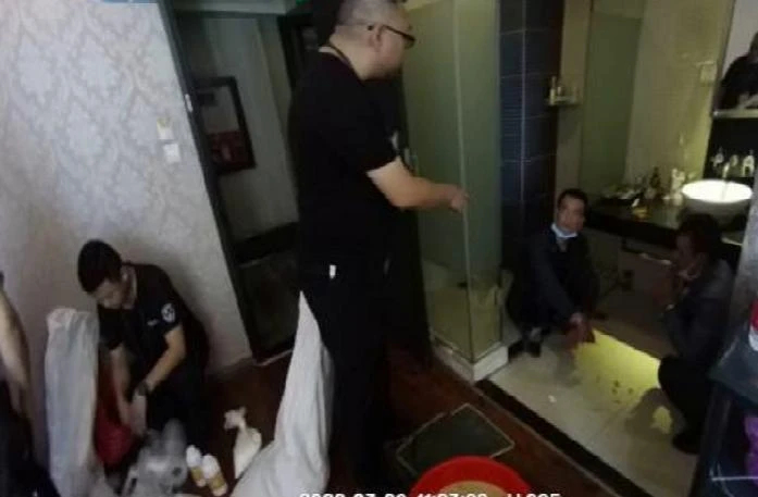 Người cha bật khóc ở tòa, nghẹn lòng hỏi con trai: ‘Sao không làm nghề chân chính?’