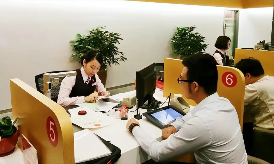 Người đàn ông nợ tín dụng 60 triệu đồng trong 8 năm, ngân hàng tự khấu trừ 230 triệu, mấy ngày sau thông báo: Vẫn còn nợ 540 triệu đồng