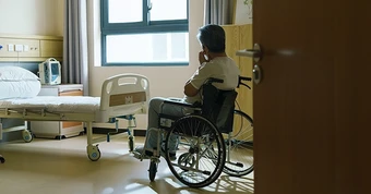 Người đàn ông vừa xuất viện đã đưa sổ tiết kiệm 2 tỷ cho con rể, lúc con trai xin mua xe lại nói: “Bố không có tiền”