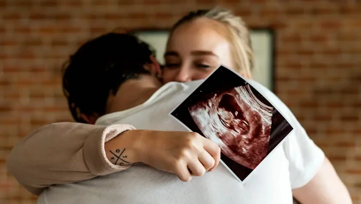 Người phụ nữ bị xét xử vì tàng trữ ma túy sinh con ngay trên ghế phòng xử án