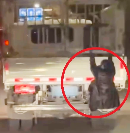 Người phụ nữ đu bám lơ lửng sau xe tải của chồng giữa đêm, cảnh tượng lọt tầm ngắm khiến cảnh sát lập tức lệnh dừng xe Người phụ nữ đu bám lơ lửng sau xe tải của chồng giữa đêm, cảnh tượng lọt tầm ngắm khiến cảnh sát lập tức lệnh dừng xe