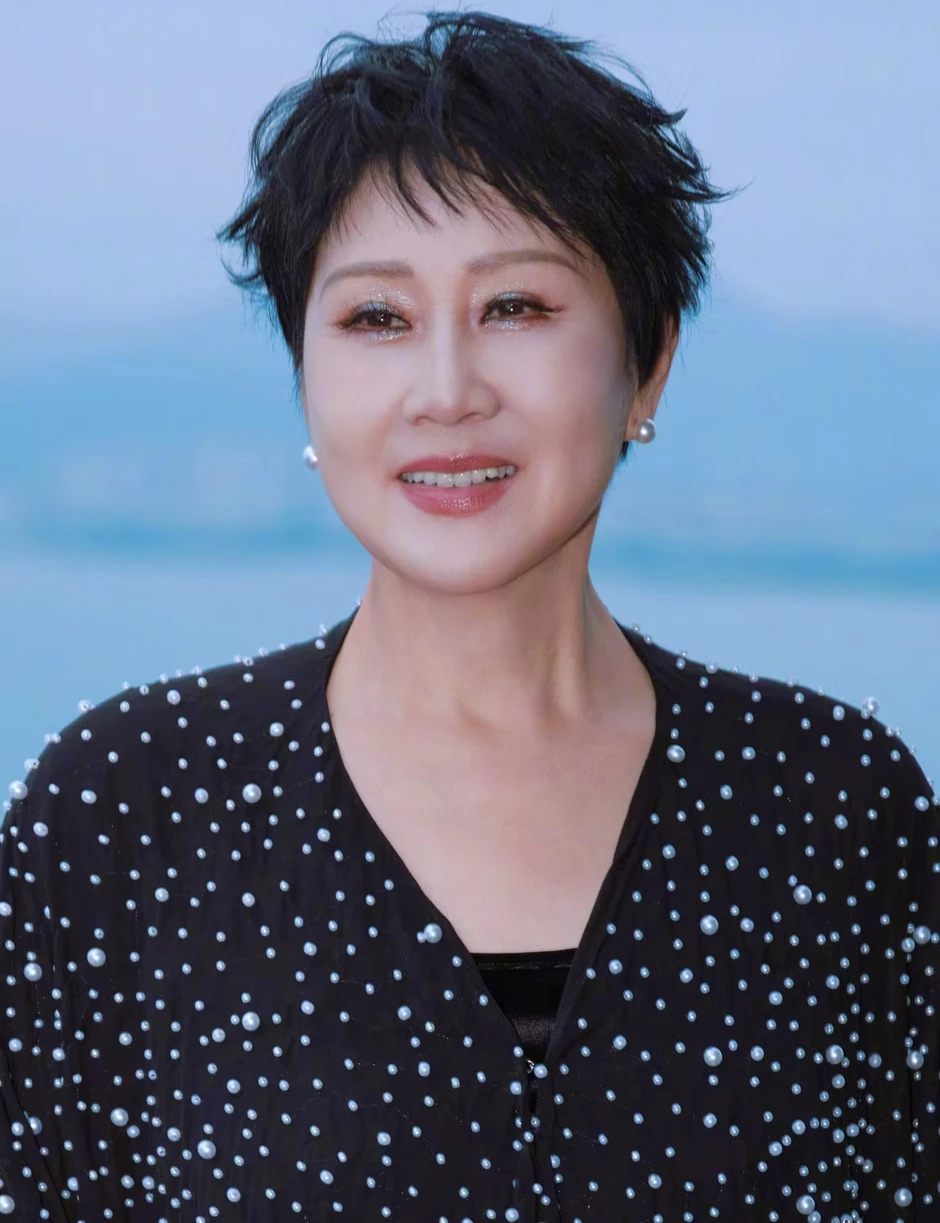 Người ra quy định làm thay đổi cả showbiz