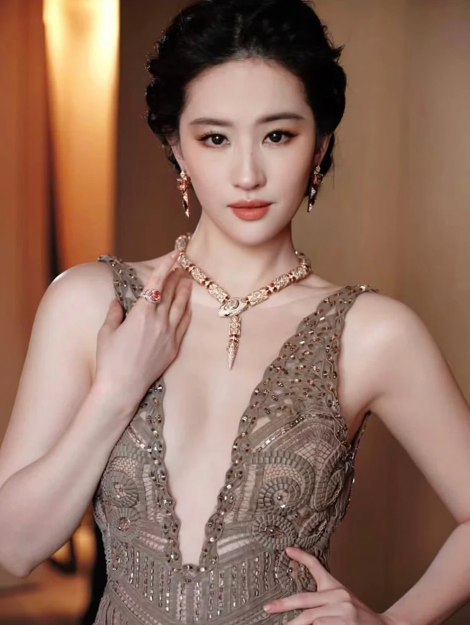 Người ra quy định làm thay đổi cả showbiz