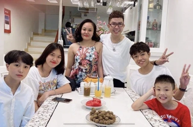 Người vợ 27 năm của Long Nhật lại gây chú ý Người vợ 27 năm của Long Nhật lại gây chú ý