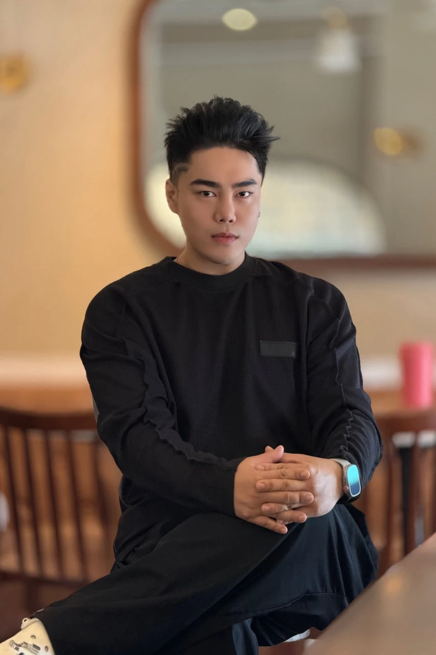 Nguyễn Đình Vũ - ca sĩ bị tố gạ gẫm trai trẻ với hơn 1 triệu lượt đọc trên Threads hiện tại là ai?
