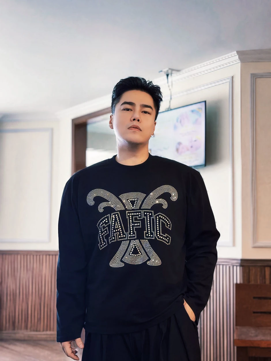 Nguyễn Đình Vũ - ca sĩ bị tố gạ gẫm trai trẻ với hơn 1 triệu lượt đọc trên Threads hiện tại là ai?
